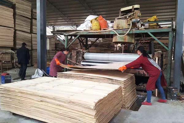 草莓视频成人APP下载工人師傅正在塗膠